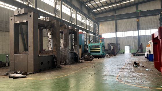 自動車製造における金属シートを平ら化し,再巻きするための鋼コイルレベルラー