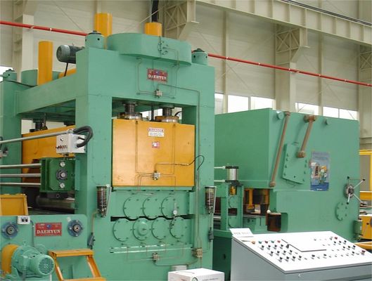 切断速度 0~30m/min のシート金属の解巻と水平化切削ライン
